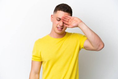 Genç Brezilyalı adam beyaz arka planda izole edilmiş, yorgun ve hasta bir ifadeyle.