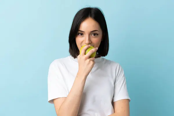 Ung Kaukasisk Kvinna Isolerad Blå Bakgrund Äta Ett Äpple — Stockfoto