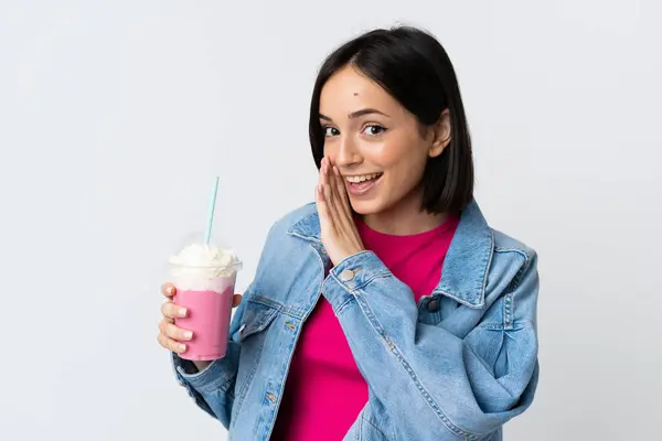 Junge Frau Mit Erdbeer Milchshake Auf Weißem Hintergrund Flüstert Etwas — Stockfoto