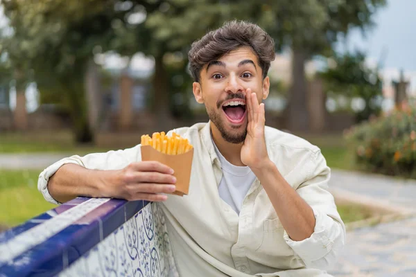 Jonge Arabische Knappe Man Houdt Gebakken Chips Buitenlucht Schreeuwen Met — Stockfoto