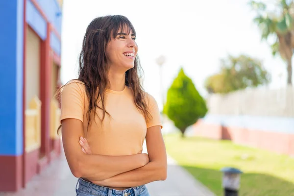Dışarıdaki Genç Kadın Mutlu Gülümsüyor — Stok fotoğraf