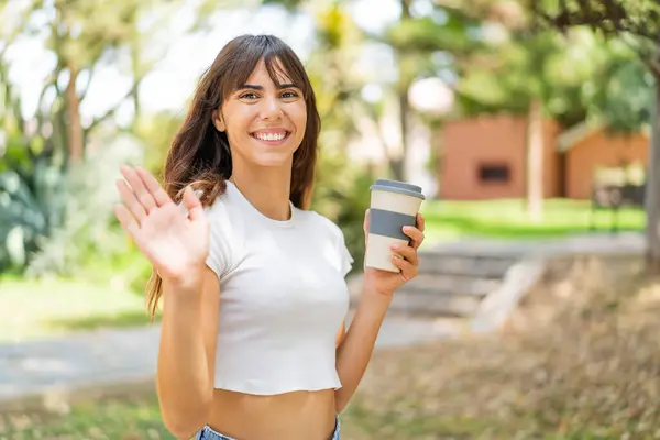 Açık Havada Elinde Kahve Tutan Genç Bir Kadın Mutlu Bir — Stok fotoğraf