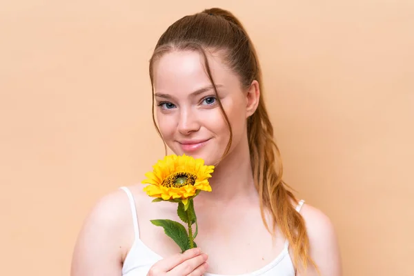 Młoda Biała Dziewczyna Odizolowana Beżowym Tle Trzymająca Słonecznik Portret Bliska — Zdjęcie stockowe