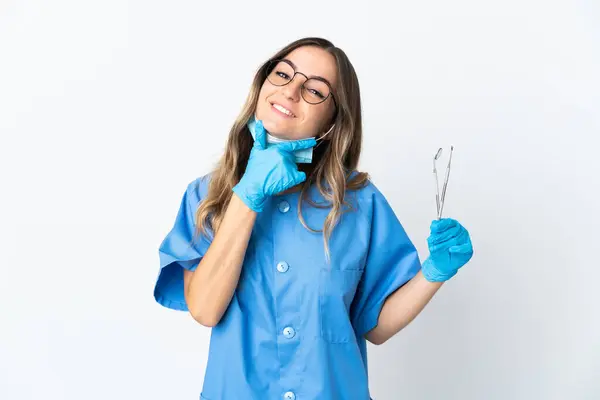Kobieta Rumuński Dentysta Trzyma Narzędzia Izolowane Różowym Tle Szczęśliwy Uśmiechnięty — Zdjęcie stockowe