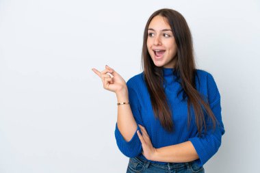 Beyaz arka planda izole edilmiş genç Ukraynalı kadın parmağını kaldırarak çözümü anlamaya çalışıyor.