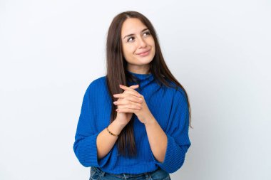 Genç Ukraynalı kadın beyaz arka planda bir şeyler planlıyor.