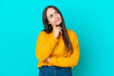 Genç Ukraynalı bir kadın mavi arka planda izole edilmiş.
