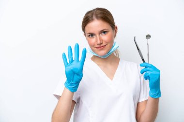 Beyaz arka planda izole edilmiş aletleri tutan beyaz dişçi kadın mutlu ve parmakları olan dört kişi sayıyor.