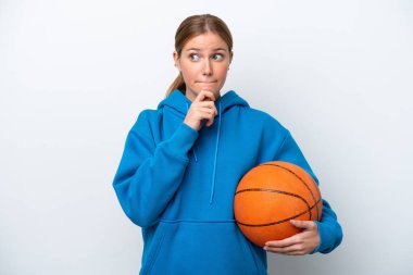 Beyazların arka planında izole edilmiş basketbol oynayan beyaz bir kadın şüpheleri ve düşünceleri var.