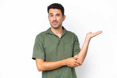 Soyutlanmış beyaz bir geçmişi olan yakışıklı bir genç.