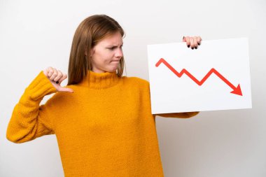 Beyaz arka planda izole edilmiş genç bir İngiliz kadın elinde azalan bir istatistik ok sembolü olan ve kötü sinyal veren bir tabela tutuyor.