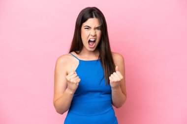 Pembe arka planda izole edilmiş genç Brezilyalı kadın kötü bir durum yüzünden hayal kırıklığına uğradı.