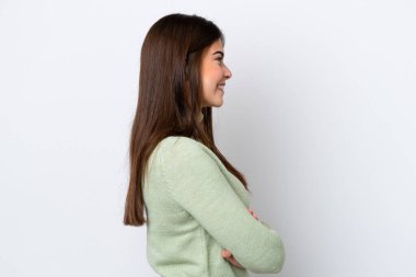 Genç Brezilyalı kadın, beyaz arka planda, yan pozisyonda izole edilmiş.