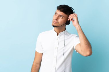 Kolombiyalı tele pazarlamacı, izole bir geçmişi olan, kulaklıkla çalışıyor. Şüpheleri var.