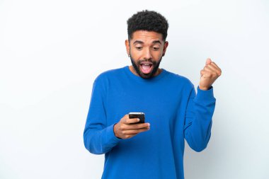 Beyaz arka planda izole edilmiş genç Brezilyalı bir adam şaşırdı ve bir mesaj gönderiyor.