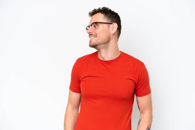 Beyaz arka planda izole edilmiş beyaz tenli yakışıklı bir adam.