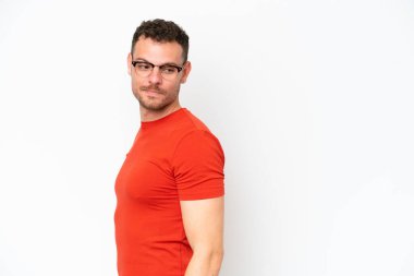 Beyaz arka planda soyutlanmış beyaz, yakışıklı bir genç. Portre