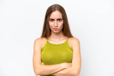 Beyaz arka planda izole edilmiş, mutsuz bir ifadeyle genç beyaz bir kadın.