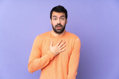 Kafkasyalı yakışıklı bir adam, mor bir geçmişi var. Şaşırmış ve şaşırmış.