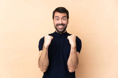 Kafkas yakışıklı adam tecrit edilmiş arka planda galibiyeti kutluyor.