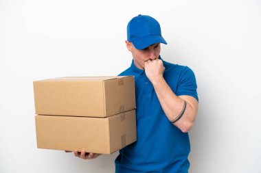 Beyaz arka planda izole edilmiş beyaz bir adam. Şüpheleri var.