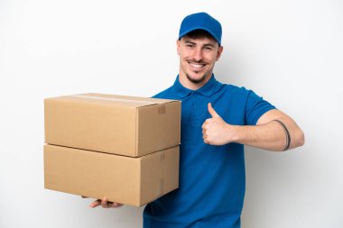 Beyaz arka planda izole edilmiş beyaz bir adam iyi niyet göstergesi gösteriyor.