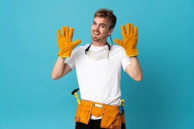 Genç elektrikçi tecrit edilmiş duvarın üzerinden parmaklarıyla 10 'a kadar sayıyor.