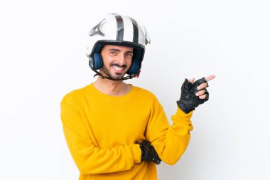 Motosiklet kasklı, beyaz arka planda izole edilmiş beyaz saçlı genç bir adam.