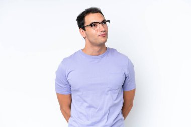 Beyaz arka planda izole edilmiş genç beyaz bir adam var.