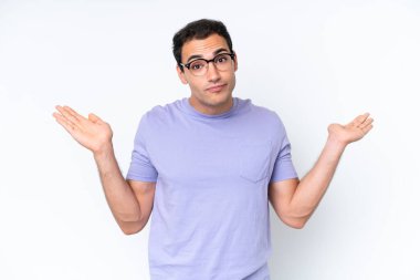 Beyaz arka planda izole edilmiş beyaz bir genç şüpheli hareketler yapıyor.