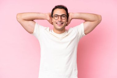 Pembe arka planda izole edilmiş genç beyaz adam gülüyor.