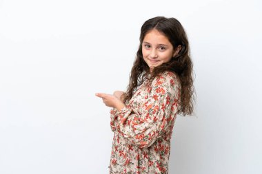 Beyaz arka planda izole edilmiş küçük beyaz kız, davet edilmek için ellerini yana uzatıyor.