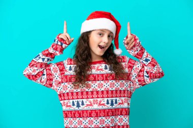 Mavi arka planda izole edilmiş küçük beyaz şapkalı harika bir fikre işaret ediyor.