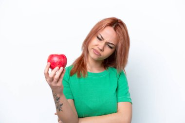 Elmalı genç Rus kız üzgün bir ifadeyle beyaz arka planda izole edilmiş.