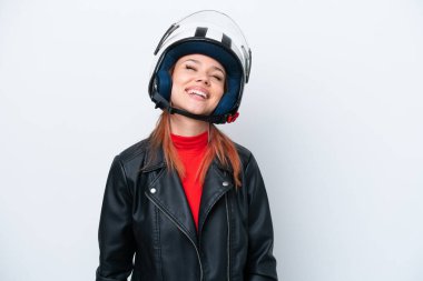 Beyaz arka planda izole edilmiş motosiklet kasklı genç Rus kız gülüyor.