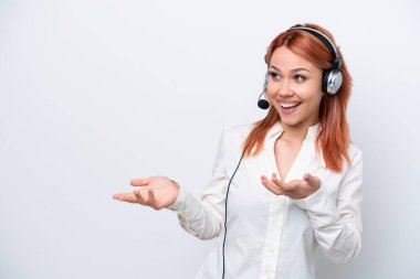 Tele pazarlamacı Rus kız, beyaz arka planda yüz ifadesi ile izole edilmiş bir kulaklıkla çalışıyor.