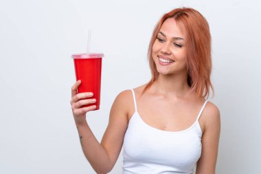 Genç Rus kadın elinde meşrubat tutarken mutlu bir ifadeyle beyaz arka planda izole edilmiş.