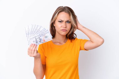 Beyaz arka planda dolarları tutan genç Rus kızın şüpheleri var.