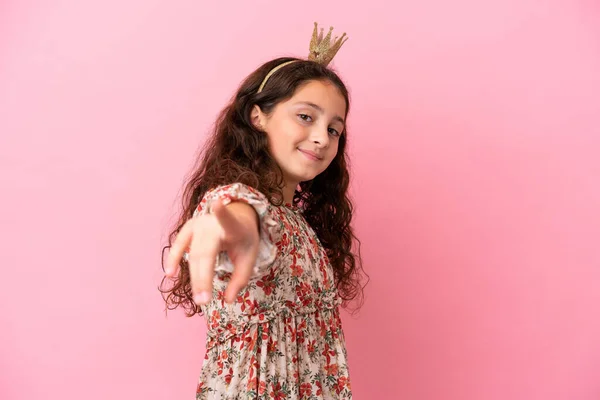 Pequeña Princesa Caucásica Con Corona Aislada Sobre Fondo Rosa Apuntando —  Fotos de Stock