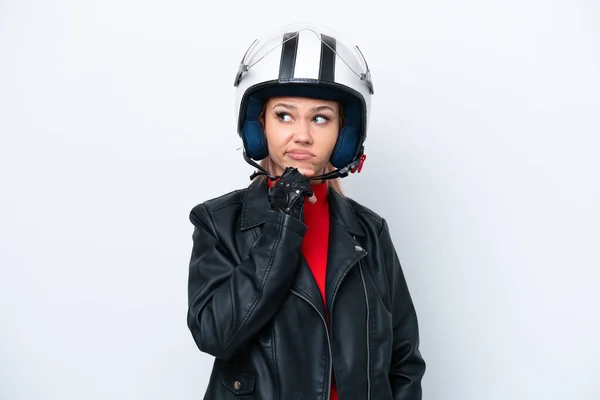 オートバイのヘルメットを持つ若いロシアの少女は 疑問と思考を持って白い背景で孤立しました — ストック写真