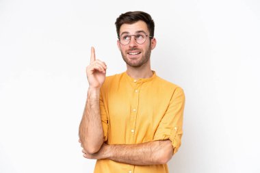 Beyaz arka planda izole edilmiş genç beyaz adam harika bir fikre işaret ediyor