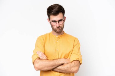 Beyaz arka planda izole edilmiş, mutsuz bir ifadeyle genç beyaz bir adam.