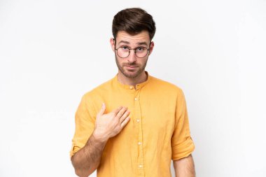 Beyaz arka planda izole edilmiş genç beyaz adam kendini işaret ediyor.