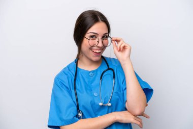 Doktor kadının elinde beyaz arka planda gözlüklü ve mutlu bir şekilde izole edilmiş aletler var.