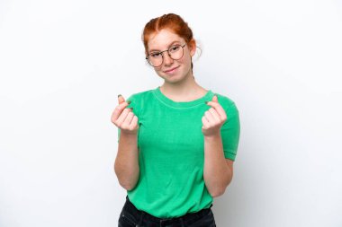 Beyaz arka planda izole genç bir kadın para hareketi yapıyor.