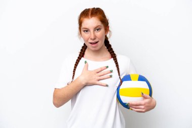 Beyaz arka planda yalıtılmış voleybol oynayan beyaz tenli genç bir kadın sağa bakarken şaşırmış ve şok olmuştu.