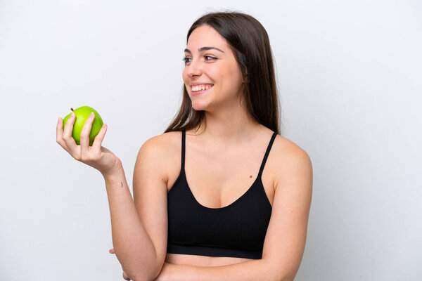 Молодая девушка изолированы на белом фоне с яблоком и счастливым