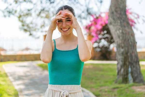 Açık havada genç ve güzel bir kadın. Portre