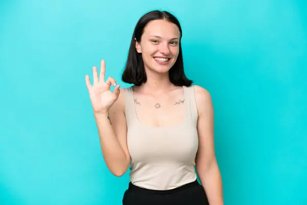 Jonge Kaukasische Vrouw Geïsoleerd Blauwe Achtergrond Tonen Teken Met Vingers — Stockfoto