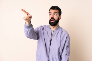 Sakallı, ceketli, soyutlanmış arka planı olan beyaz bir adam.